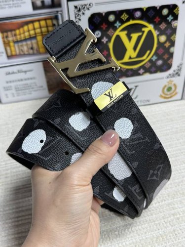 品名：Lv..路易..威登 材质：原单牛皮腰带 百分百头层牛皮腰带保证真皮，24K纯钢扣，专柜原单品质、做工精细，时尚大牌，送人自用首选 包装： 请认准如图专柜