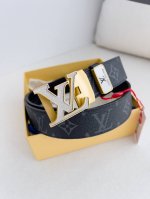 品名：Lv..路易..威登 腰带原单自动带 皮带 型号：自动扣，纯钢材质自动扣，头层牛皮自动带身，实物拍摄材料：百分百头层牛皮，保证真皮。24K纯钢扣，永不掉色