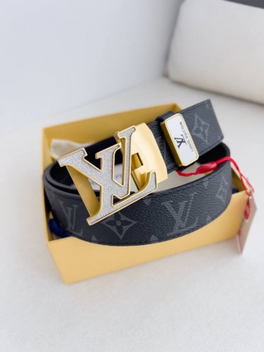 品名：Lv..路易..威登 腰带原单自动带 皮带 型号：自动扣，纯钢材质自动扣，头层牛皮自动带身，实物拍摄材料：百分百头层牛皮，保证真皮。24K纯钢扣，永不掉色
