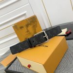 宽度 4.0Cm Citizen 双面腰带以 Monogram Eclipse 帆布和 Taurillon 皮革成就两式风尚，再以耀目针式搭扣和钩扣开合烘托俊朗