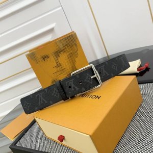 宽度 4.0Cm Citizen 双面腰带以 Monogram Eclipse 帆布和 Taurillon 皮革成就两式风尚，再以耀目针式搭扣和钩扣开合烘托俊朗