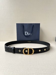 特 宽度3.0Cm 这款30 Montaigne 腰带从同名手袋汲取灵感，以典雅的风格全新演绎Dior 经典标识。采用黑色光滑牛皮革等材质精心制作，饰以经典的藤