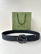 gucci 宽度4.0Cm 早春系列透过现代视角焕新诠释品牌经典元素。这款腰带以牛皮革匠心打造，巧妙缀饰互扣式双G搭扣，搭配嵌花牛皮革。这款腰带正面以灰色牛皮革