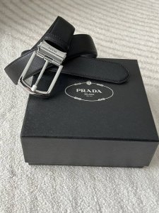 特 Prada 普拉达 这是一款男士精致的腰带 宽3.5Cm 采用头层十字纹牛皮制作，质感卓越，耐用非凡。简约设计尽显质感。经典金属扣搭配黑色皮低调中透着奢华，