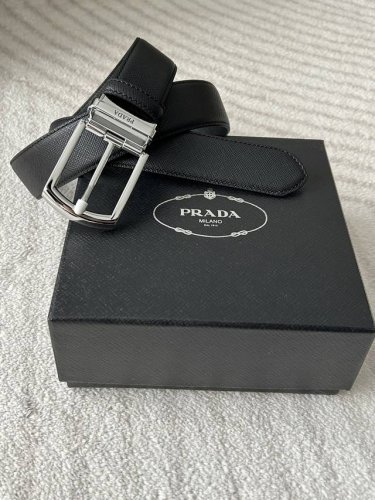 特 Prada 普拉达 这是一款男士精致的腰带 宽3.5Cm 采用头层十字纹牛皮制作，质感卓越，耐用非凡。简约设计尽显质感。经典金属扣搭配黑色皮低调中透着奢华，