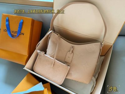 配盒 Size：29*22Cm L家 Carryall 真的超实用！ 配置有子母袋和宽肩带 L新色！高级 细节细节 .完美 新款沙色，上身更百搭松弛感拉满，秒入