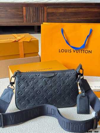 复刻版 Lv Monogram Eclipse 涂层帆布，以俊朗笔触重绎 1990 年代的经典设计。充裕拉链主隔层和内袋实现有序收纳，名牌和金属件完善考究细节。 - 点击图像关闭