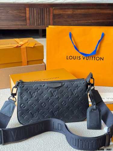 复刻版 Lv Monogram Eclipse 涂层帆布，以俊朗笔触重绎 1990 年代的经典设计。充裕拉链主隔层和内袋实现有序收纳，名牌和金属件完善考究细节。