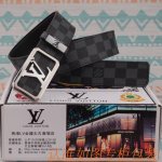 品名：Lv皮带原单腰带 材料：百分百头层牛皮腰带，保证真皮皮带，专柜原单品质、做工精细，送人自用首选 包装： 请认准如图专柜包装，赠送打孔器，银联发票，宽度3.