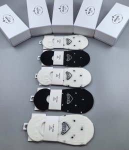 特 Prada 普拉达新品女款隐形袜子 一盒五双 提花经典标志，纯棉材质，超舒适超美腻大牌出街，潮人必备超好搭