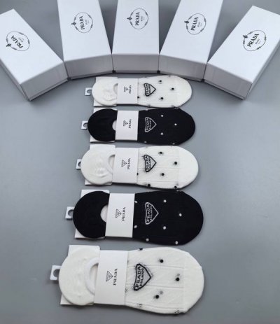 特 Prada 普拉达新品女款隐形袜子 一盒五双 提花经典标志，纯棉材质，超舒适超美腻大牌出街，潮人必备超好搭