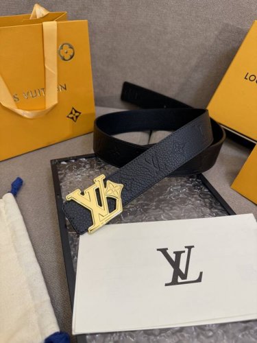 特 Lv Dimension 4.0双面腰带将经典格调引入新颖尺幅设计。皮革压印 Lv 字母和 Monogram 花卉，与纤秀 Lv 字母搭扣相映成趣，令品牌标