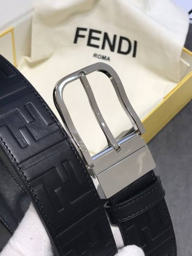 配送专柜包装 打孔针 特批新款 Fd 宽40Mm 标志造型皮带，钉扣式带扣。进口牛皮印有浮雕 纯手工手绘黑色Ff 图案，撞色皮，镀金表面金属制品，品质保证，非市