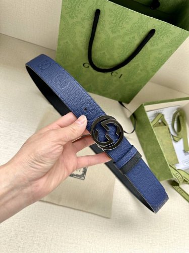 Gucci 宽度4.0Cm每一季，品牌典藏设计中的标志性元素都会吐故纳新，为经典注入新意。Guccio Gucci字母交织图案巧妙融入纹理和材质，以印花压纹点缀