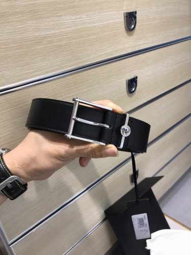 配送专柜包装 打孔针 批专柜同款、实拍专柜官网，尺寸:宽35Mm，原版立体人头针扣 ，极富设计美感 ，双面采用进口原版小牛皮，配制五金戒指，彰显个性，清晰美观，