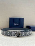 特 宽度4.0Cm 这款腰带扣采用全新的 Cd Diamond 标志造型，以不锈钢金属覆层精心打造。可与各式 40 毫米腰带搭配，打造个性造型。