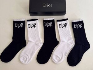 特 Dior 迪奥D家新品女款长筒袜子 一盒五双 纯棉材质，上脚柔软舒适，提花经典Logo，炒鸡Nice大牌出街，潮人必备超好搭