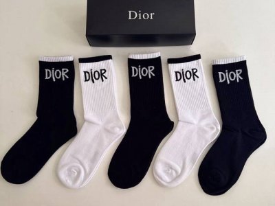 特 Dior 迪奥D家新品女款长筒袜子 一盒五双 纯棉材质，上脚柔软舒适，提花经典Logo，炒鸡Nice大牌出街，潮人必备超好搭