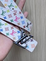 特 白彩当季新款，3.0Mm，白彩 另一面进口树高底，做工精细，时尚，美观大方。搭配精品扣。