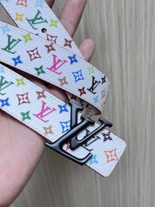特 白彩当季新款，3.0Mm，白彩 另一面进口树高底，做工精细，时尚，美观大方。搭配精品扣。