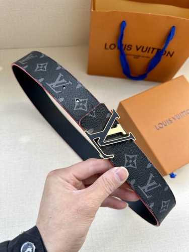 特 Lv Broken 双面腰带令 Lv 字母搭扣 腰带的边染色彩互为映衬。Monogram 图案帆布和牛皮革提供两式格调