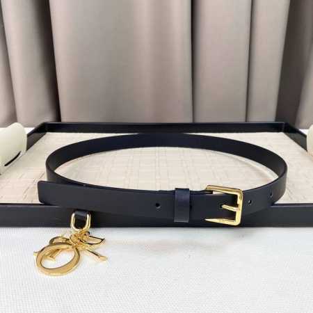 Dior 23 新Cd针扣 内侧饰以 Christian Dior paris 标志 浅金色饰面金厲细节 浅金色饰面金属 D.L.0.R. 吊饰 牛皮革 2.0 - 点击图像关闭