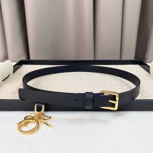 Dior 23 新Cd针扣 内侧饰以 Christian Dior paris 标志 浅金色饰面金厲细节 浅金色饰面金属 D.L.0.R. 吊饰 牛皮革 2.0