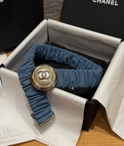 香家新款女士腰带 DDD 这款采用羊皮革、金属与名贵树脂黑、亮金色与珍珠白，2025 26秋冬高级成衣系列玩味量感与叠搭，以梦幻细节创新演绎标志风格元素，尽显灵