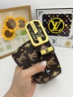 品名：Lv..路易..威登原单 材质：原单牛皮腰带 百分百头层牛皮腰带保证真皮，24K纯钢扣，专柜原单品质、做工精细，时尚大牌，送人自用首选 包装： 请认准如图