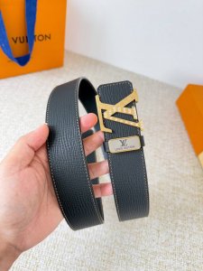 品名： Lv..路易..威登腰带皮带原单 型号：挂扣，经典纯钢材质镶钻挂扣，头层牛皮，图片实物拍摄 材料：头层牛皮，挂扣系列，纯钢材质扣头，镀钯电镀工艺永不掉色