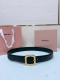 特 -Miumiu缪缪 这款皮革腰带是提升别致造型品味的理想之选。醒目的刻字五金徽标搭配方型针扣，手感柔软细腻的小牛皮。非常时尚百搭 专柜新款 宽:3.4Cm