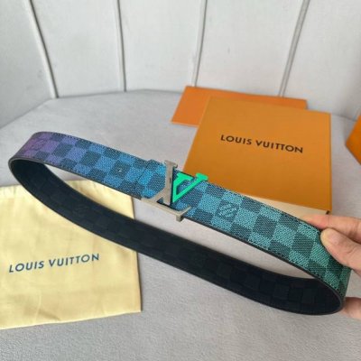 特 寬度：40Mm Lv Pyrmide Truck L Oeii雙面腰帶 進口面料飾有藍色標誌性圖案 襯托進口柔軟小牛皮底壓格紋 整體相呼應 全新搭扣 締造獨