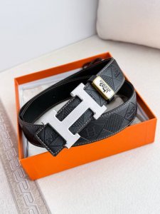 品名： 爱玛仕.Hermes腰带 皮带 原单 型号：挂扣，经典纯钢材质扣头，双面头层牛皮，图片实物拍摄 材料：双面头层牛皮，挂扣系列，纯钢材质扣头，镀钯电镀工艺