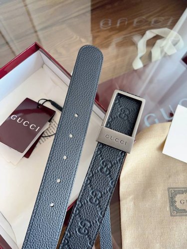 饰长方形搭扣双面腰带 标志性Gg图案继续为牛皮革配饰增色添彩，以现代风范演绎昔日经典，在这款黑色Gg粒面牛皮革腰带之上，字母图案以魅力之姿瞩目亮相，与饰有品牌刻