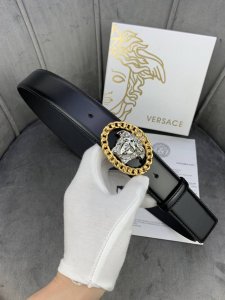 Versace范思哲此款腰带采用蜥蜴纹的头层牛皮面料制造，并饰有标志性的美杜莎链条五金配件。