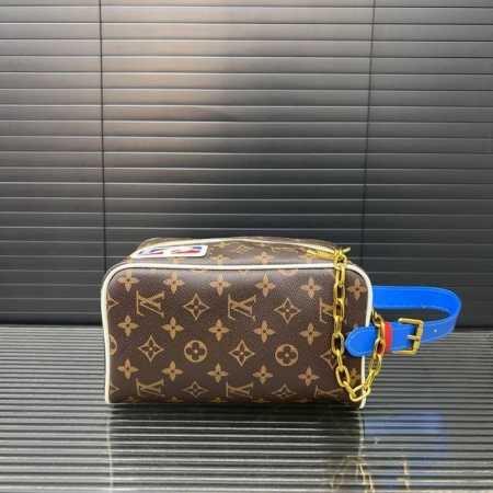 Louisvuitton 路易威登 Nba联名 Cloakroom Dopp Kit手袋 手拿包 化妆包 洗漱包袋 经典百搭 实物拍摄 男女通用 配送防尘袋 礼 - 点击图像关闭