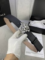 宽度4.0Cm Versace范思哲此款皮带由柔软皮革制成，饰有美杜莎搭扣、作为衣柜甄选单品，可为多种穿搭增添一份优雅。