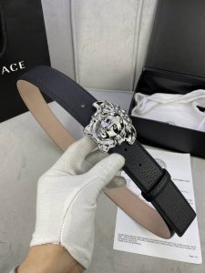 宽度4.0Cm Versace范思哲此款皮带由柔软皮革制成，饰有美杜莎搭扣、作为衣柜甄选单品，可为多种穿搭增添一份优雅。