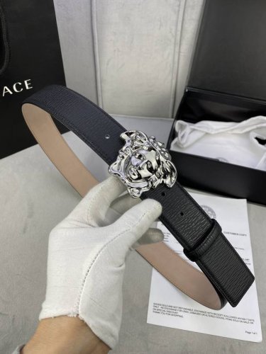 宽度4.0Cm Versace范思哲此款皮带由柔软皮革制成，饰有美杜莎搭扣、作为衣柜甄选单品，可为多种穿搭增添一份优雅。