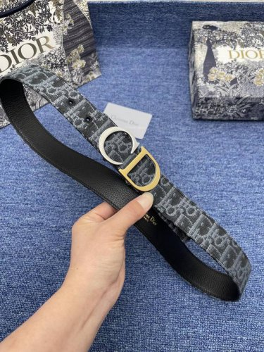 迪奥550 3.5Cm 特 这款 30 Montaigne Avenue 腰带从同名手袋汲取灵感，采用黑色光滑 牛皮革精心制作，质感柔软，设计优雅，饰以富有光泽