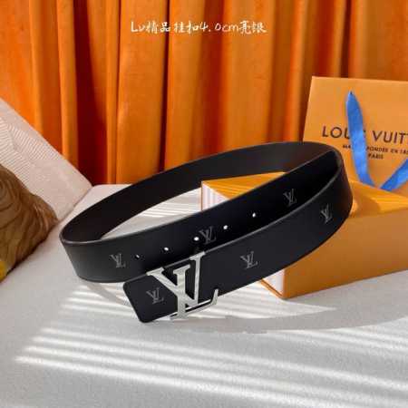 本款 Lv Initiales Blason 40 毫米双面腰带诠释创意总监 Pharrell Williams 对品牌传统与摩登风尚的热忱。柔软皮革外层点缀的 - 点击图像关闭