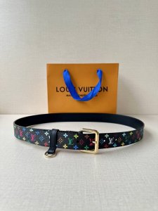 3.0Cm宽L家 女款铜扣皮带，甄选意大利头层牛皮，细腻荔枝纹肌理尽显奢华质感。手工打磨黄铜扣头，温润光泽与老花皮面完美融合。匠心缝线勾勒精致轮廓，为穿搭注入复