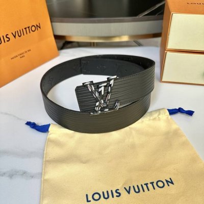 原版包裝 L0Uis Vuitt0N 專櫃最新升級版本 寬度40毫米 全新訂製雙面進口小牛皮 一面壓花 一面水波紋 配置新型字母搭扣 雙面用 滿足不同需求 經典