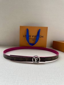 2.0宽 本款 Lv Iconic 双面腰带新款 搭配标志性 Iconic 搭扣，无论展现 Monogram Reverse 帆布或素雅牛皮革，均可为挚爱造型注