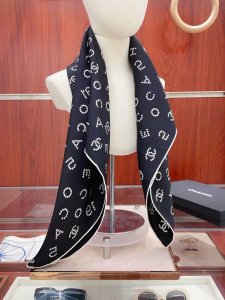 18姆米 双面同色 新款Ch 黑白字母图案 美翻了[流泪]御用殿堂级极品经典元素图案设计风格美丽至极 真的 上身极为衬肤色 百搭 好看不好看自己看吧 尺寸90X