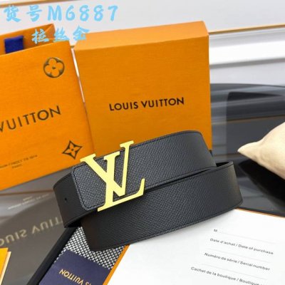 Lv Optic 40 毫米双面腰带取材丝滑牛皮革，中央 Lv Initiales 搭扣在浓郁色调中亦可呈现鲜明轮廓，为整体造型注入当代个性。