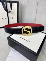 带宽4.0Cm Gucci 互扣式双G腰带，采用热压印技术的Gucci Signature皮革精制而成，巧妙搭配枣红色头层牛皮 触感厚实，印花图案清晰分明。五金