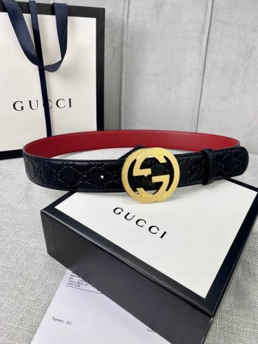 带宽4.0Cm Gucci 互扣式双G腰带，采用热压印技术的Gucci Signature皮革精制而成，巧妙搭配枣红色头层牛皮 触感厚实，印花图案清晰分明。五金