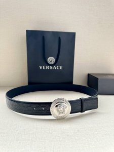 宽度4.0Cm 范思哲 此款腰带饰有标志性的versace美杜莎头像扣，彰显品牌格调。是一款精美的衣橱必备单品。