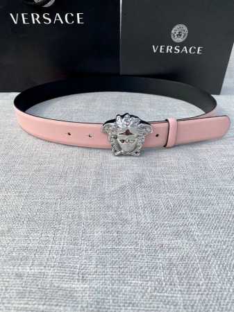 宽度：3.0Cm 范思哲 此平纹腰带饰有标志性的Versace美杜莎头像扣，彰显品牌格调。是一款精美的衣橱必备单品。秀场同款！ - 点击图像关闭